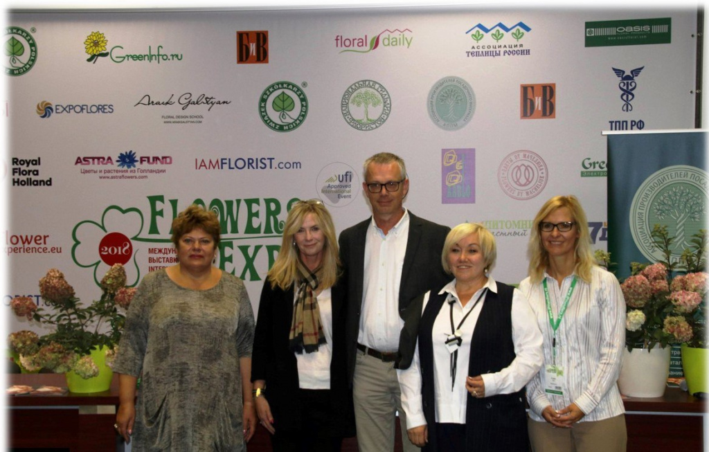 Презентация Самарской Лидии в Москве в МВЦ «Крокус Экспо». Фото встречи с Рено, 2018 год. На фото Татьяна Смирнова, Маргарита Ахмечет, Эрик Рено, Вера Глухова, Елена.jpg Презентация Самарской Лидии в Москве в МВЦ «Крокус Экспо». Фото встречи с Рено, 2018 год. На фото Татьяна Смирнова, Маргарита Ахмечет, Эрик Рено, Вера Глухова, Елена.jpg